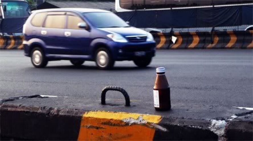 Botol Krating Daeng di jalan 