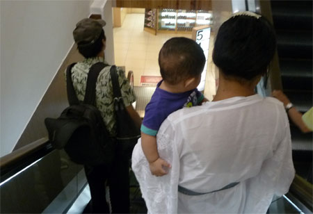 keluarga muda tak membawa baby sitter di sogo plaza senayan jakarta