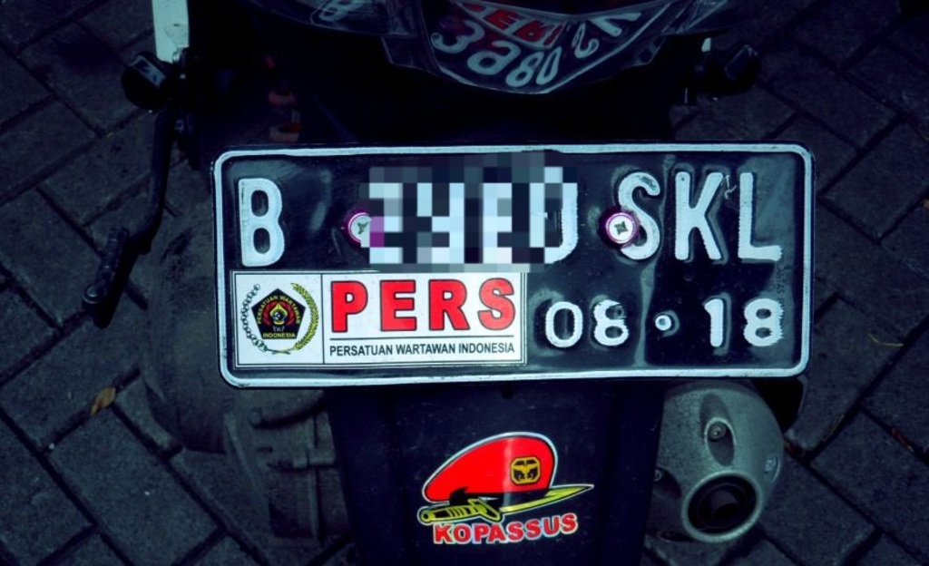 stiker pwi dan kopassus pada pelat nomor sepeda motor