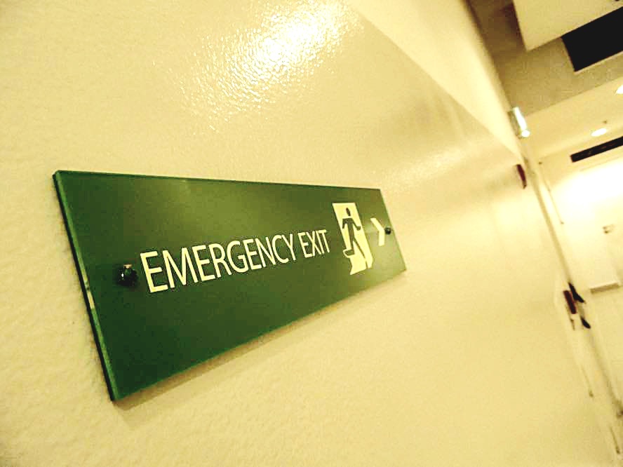 tanda emergency exit atau pintu darurat warna hijau di gandaria city jakarta