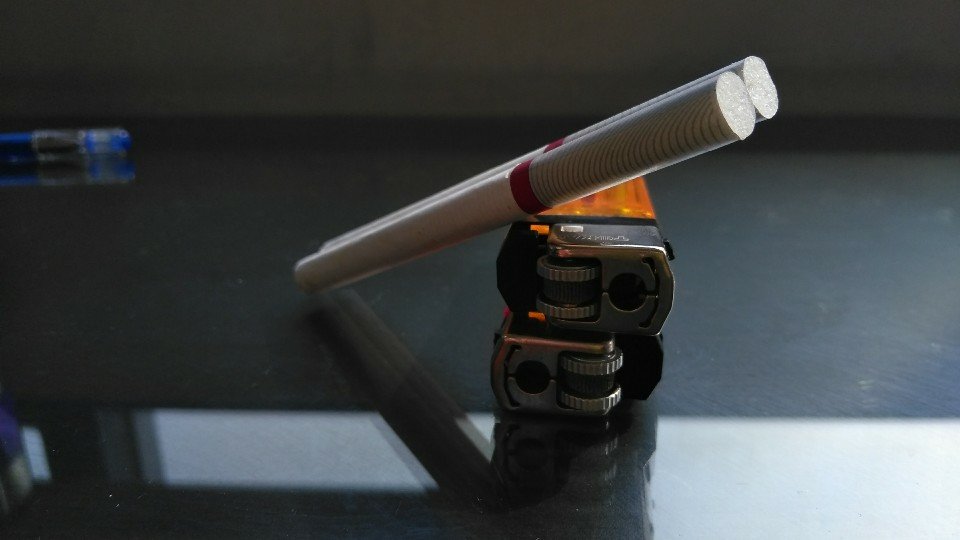 Rokok dan korek gas gantet gancet mirip penis captivus dalam hubungan seks 