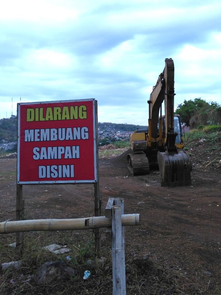 Larangan Membuang sampah di lahan kosong, Candi Golf, Semarang 