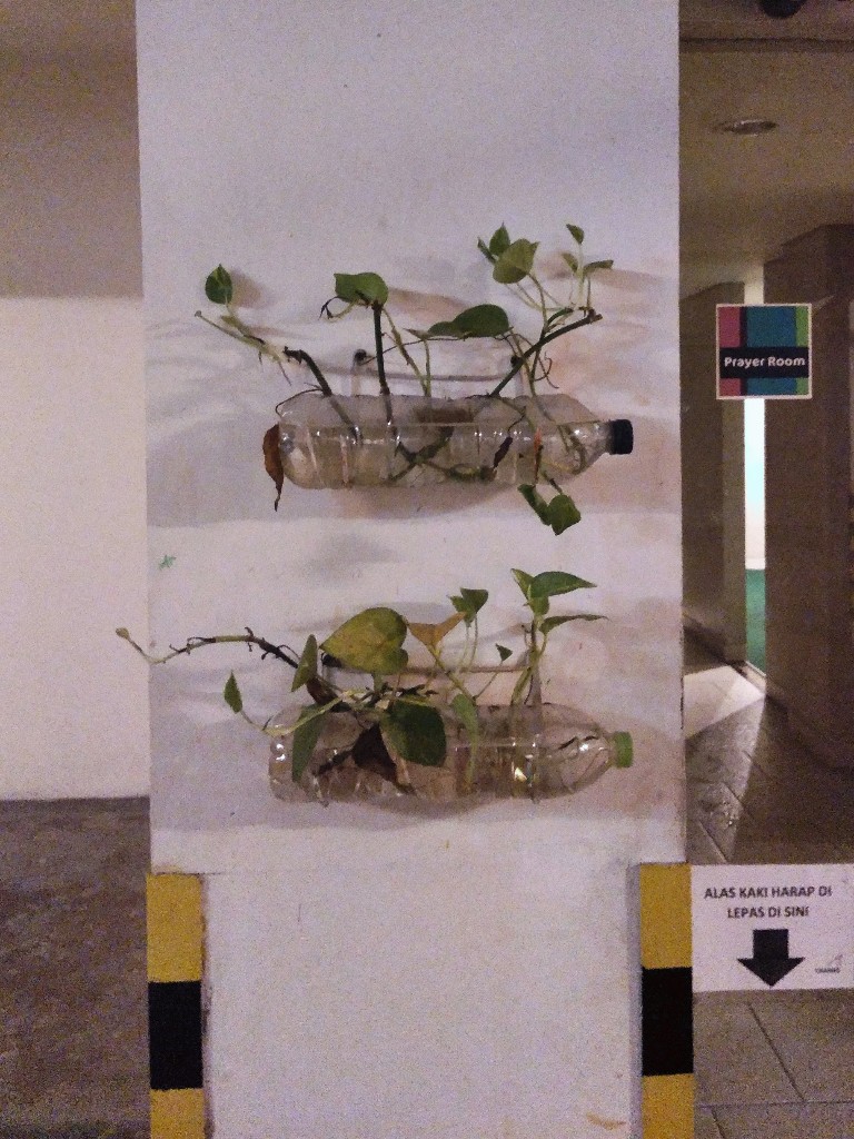 Pot tanaman hias dari bekas botol Aqua di parkiran Ibis Style Bogor 