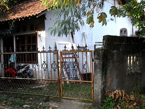 Rumah di Jalan Buntu yang Selalu Menyetel Radio – Blogombal