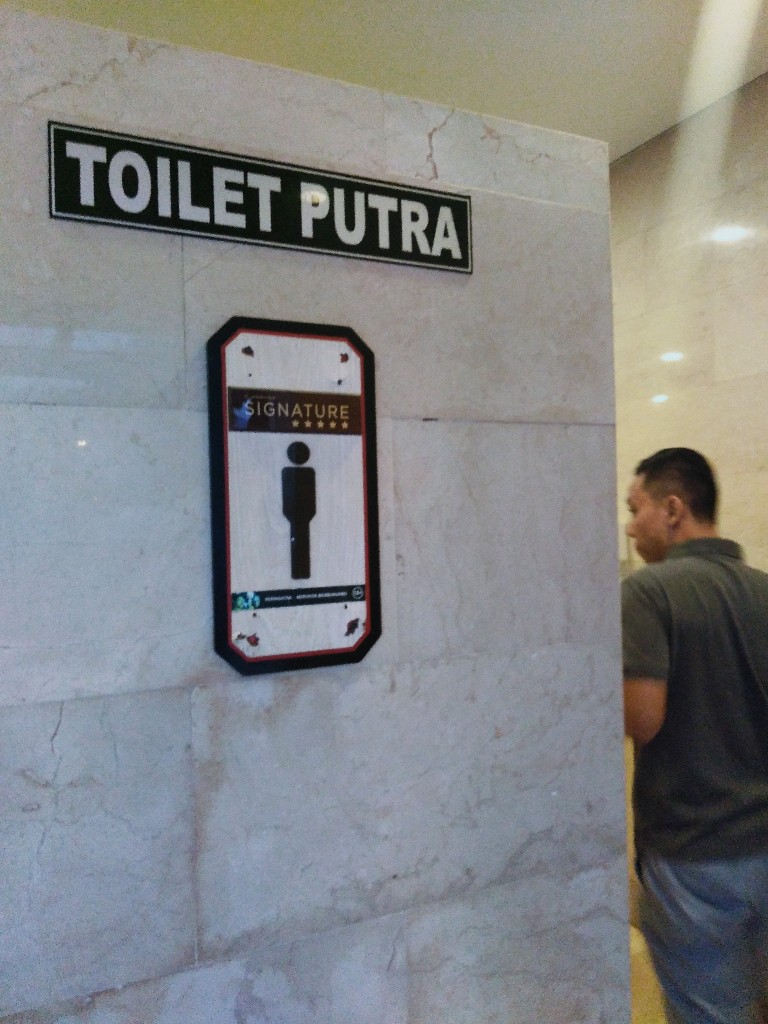 Toilet putra atau toilet pria di rest area tol Semarang - Bawen 