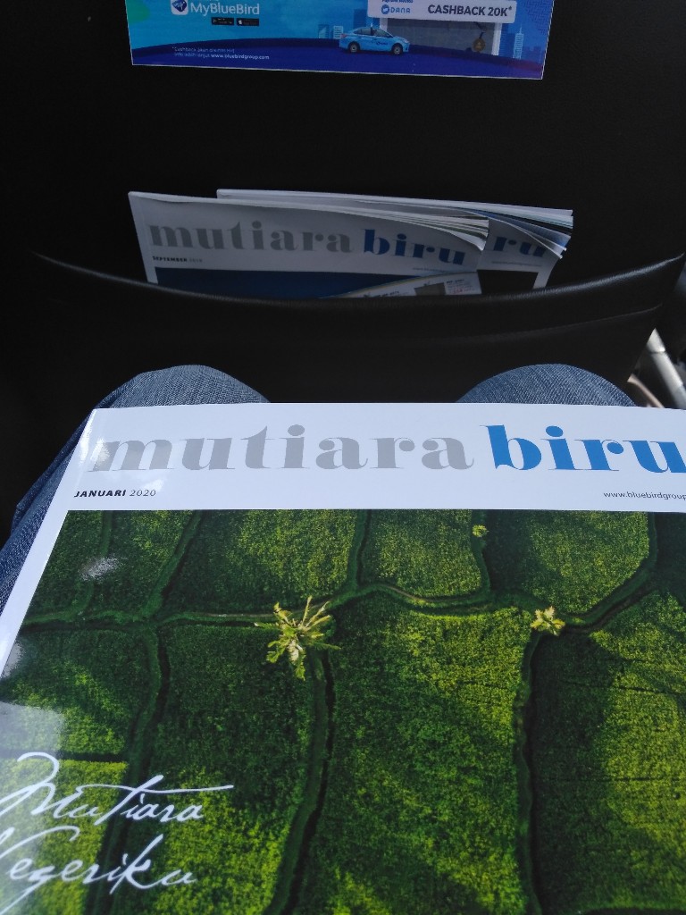 Majalah Mutiara Biru dari taksi Blue Bird 