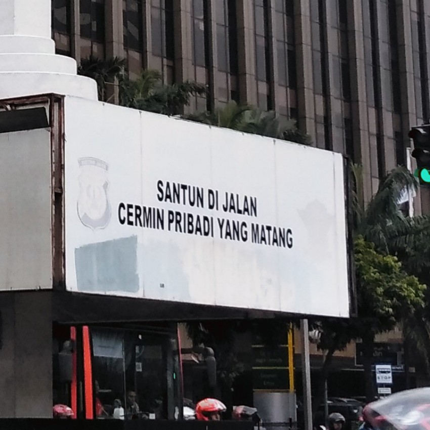 Billboard dengan tulisan sederhana tanpa makna di depan Bank Mandiri Jalan Thamrin Jakarta Pusat 