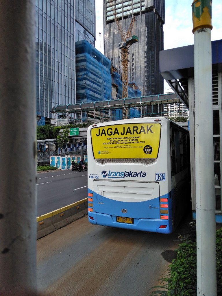 Tulisan jaga jarak pada bus Transjakarta 