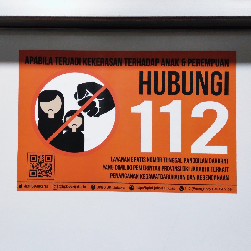Kampanye telepon 112, bukan aksi 212, di halte busway Sarinah Jakarta 