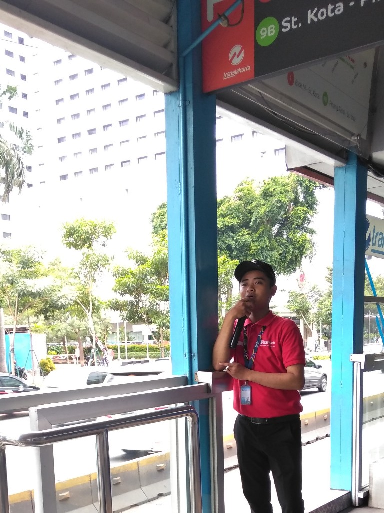 Petugas bermikrofon di halte busway Jakarta Sarinah Thamrin 
