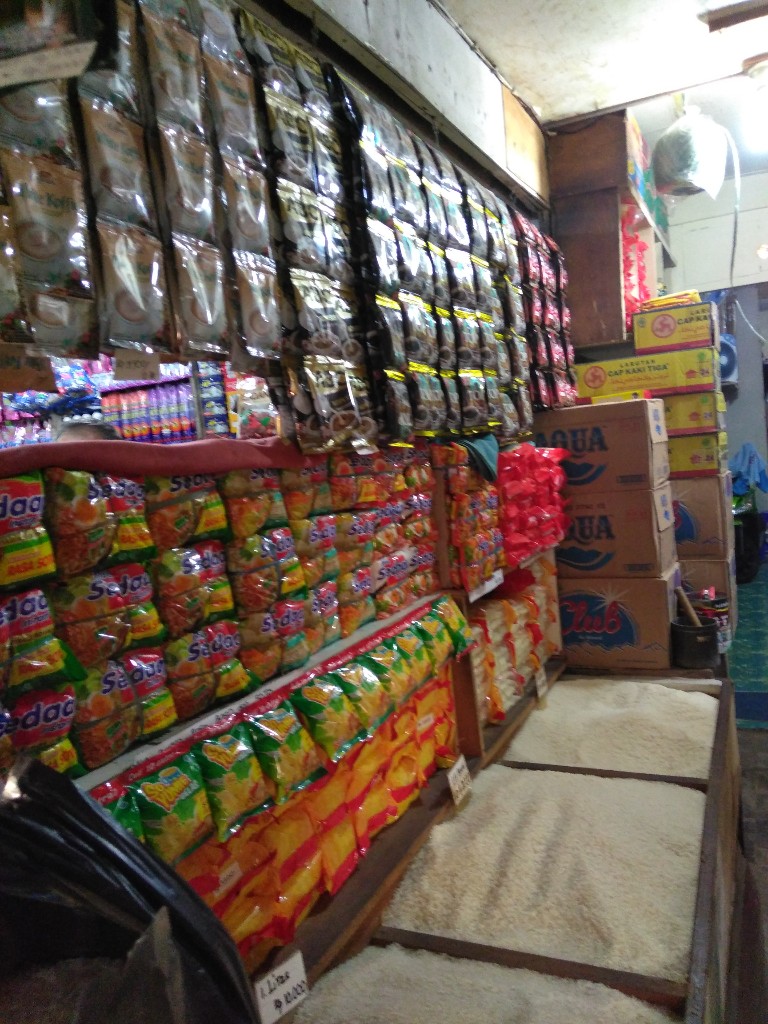 Penataan toko kelontong Hendri di Chandra Baru, Jatirahayu, Pondokmelati, Bekasi, Jawa Barat 