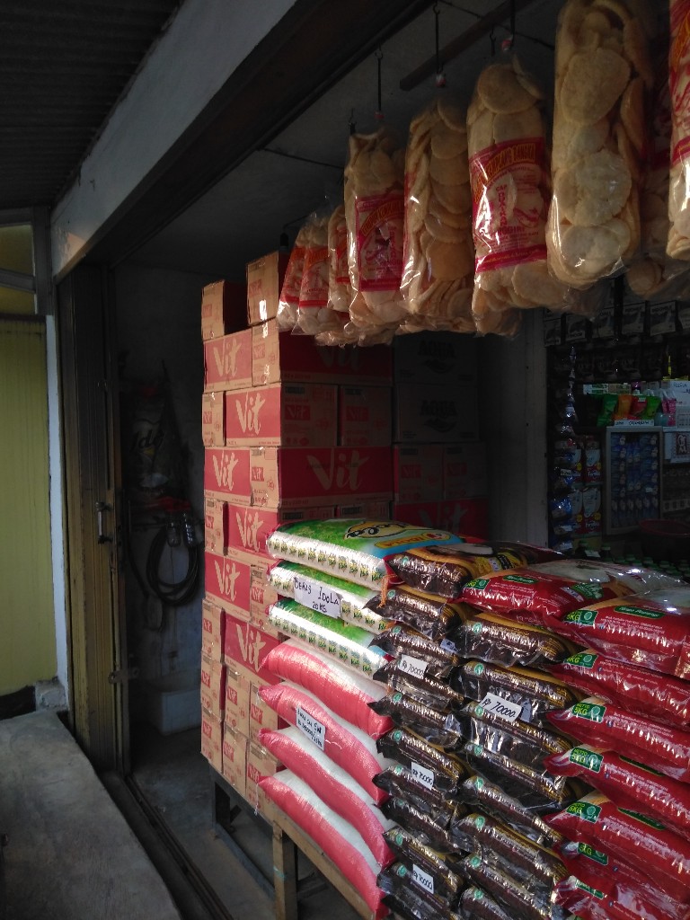 Penataan toko kelontong Hendri di Chandra Baru, Jatirahayu, Pondokmelati, Bekasi, Jawa Barat 