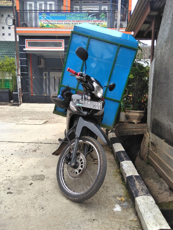 Sepeda motor kerupuk dari Bantargebang sedang beroperasi di Jatirahayu, Pondokmelati, Bekasi, Jawa Barat 