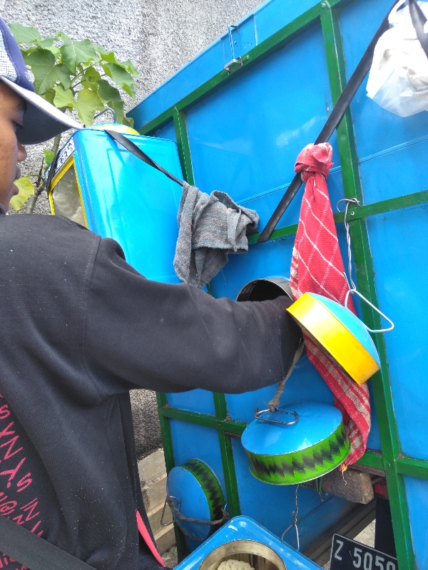 Sepeda motor kerupuk dari Bantargebang sedang beroperasi di Jatirahayu, Pondokmelati, Bekasi, Jawa Barat 