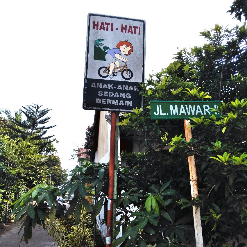 Rambu banyak anak di Jalan Mawar, Chandra Baru, Jatirahayu, Pondokmelati, Bekasi, Jawa Barat 