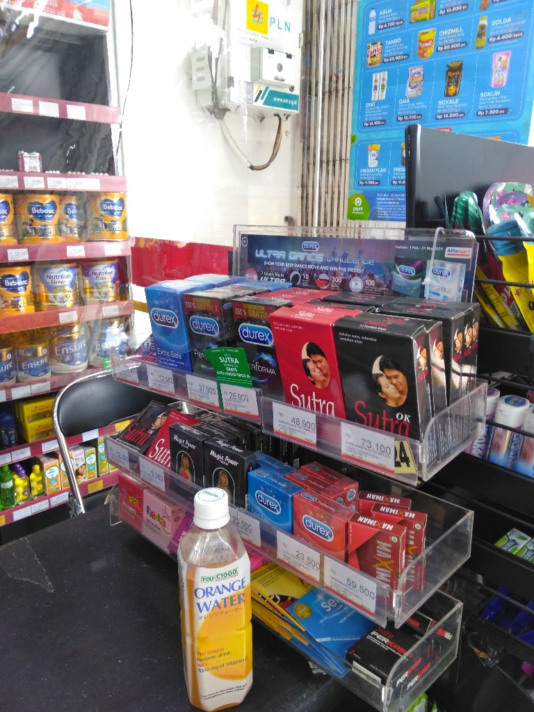 Kondom di meja kasir Alfamart Chandra Baru, Jatirahayu, Pondokmelati, Bekasi, Jabar 