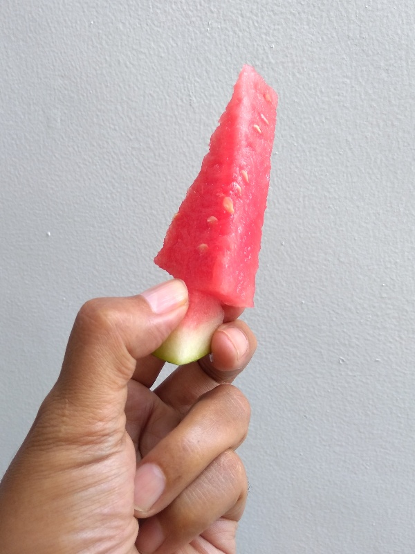 Cara memotong semangka supaya mudah dicomot ala wong Bekasi 