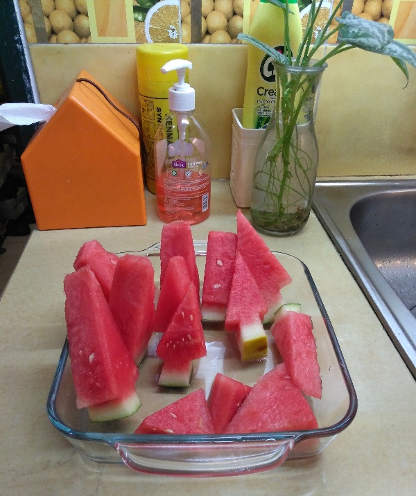 Cara memotong semangka supaya mudah dicomot ala wong Bekasi 