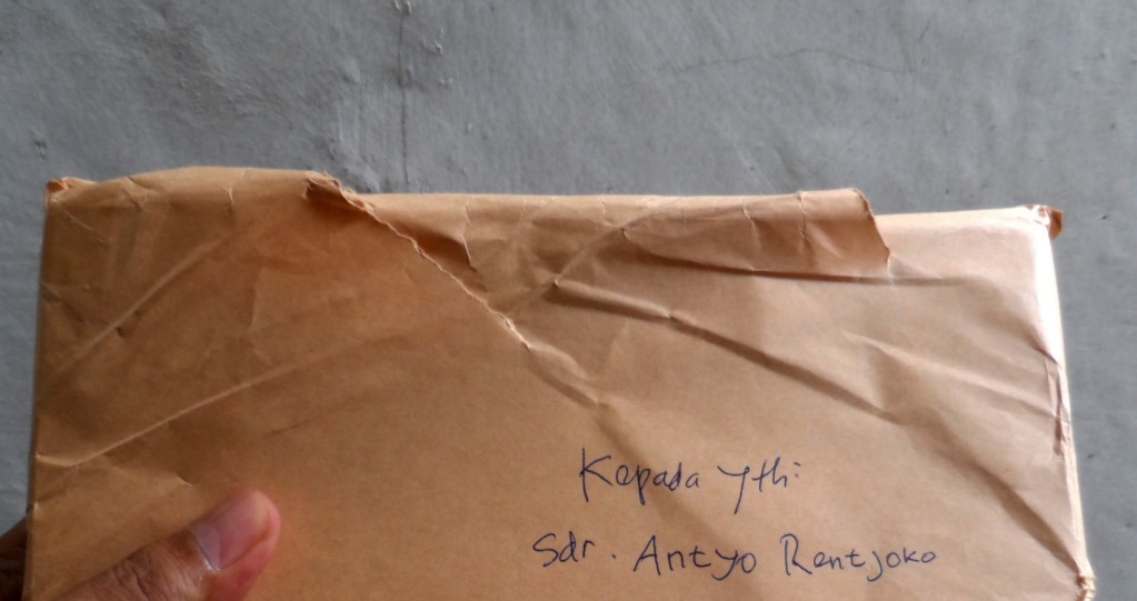 Tulisan pada amplop dari Seno Gumira Ajidarma kepada Antyo 