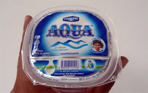 Tutup gelas plastik Aqua untuk kampanye CSR