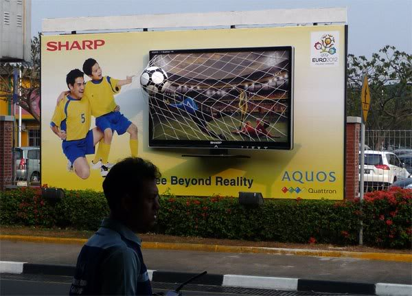 bilbor TV Sharp di Bandara Soekarno-Hatta