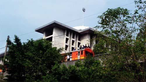 Jabodetabek duduk di atas atap gerbong