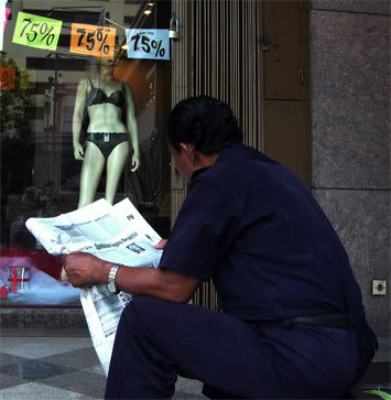 Sopir sedang membaca koran di Mal Mangga Dua Jakarta 