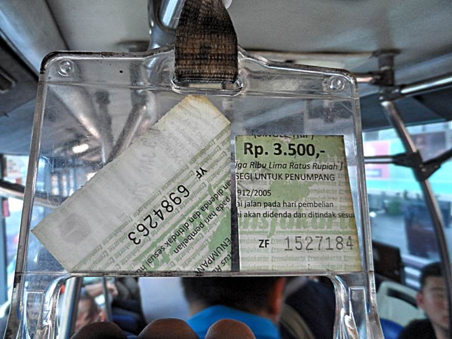 karcis eh tiket bus transjakarta yang diselipkan ke dalam bingkai pegangan tangan oleh orang iseng