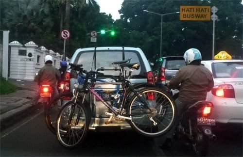 sepeda gunung diangkut mobil di Pondok Indah Jakarta 