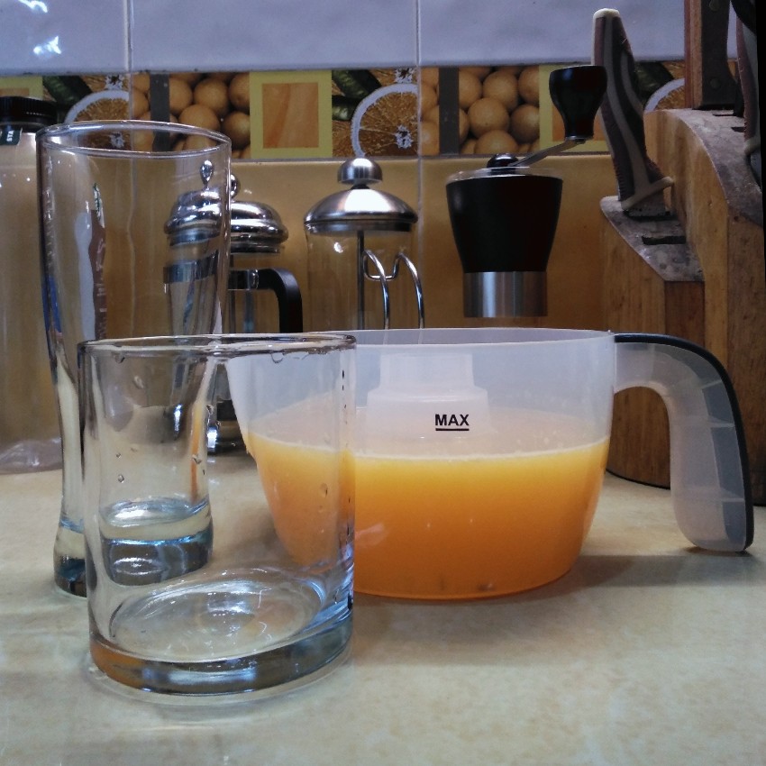 Jeruk peras Rp13.000 per kg dalam dua gelas pembanding 