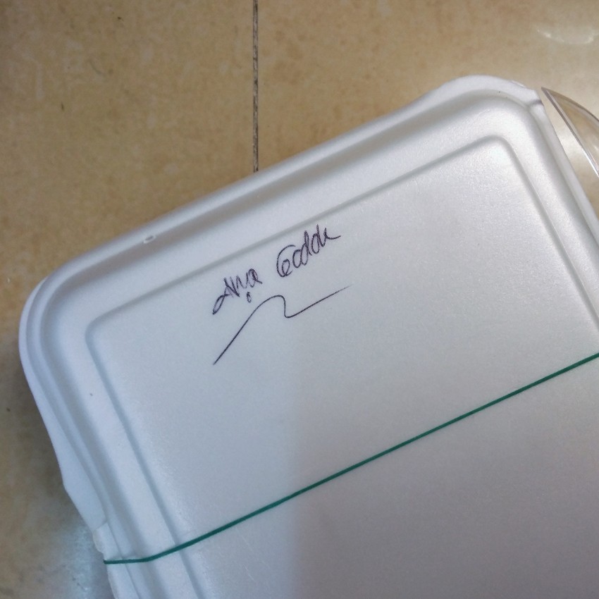 Makanan dalam Styrofoam tapi kotak tak dipakai makan, langsung jadi sampah tak ramah lingkungan. 