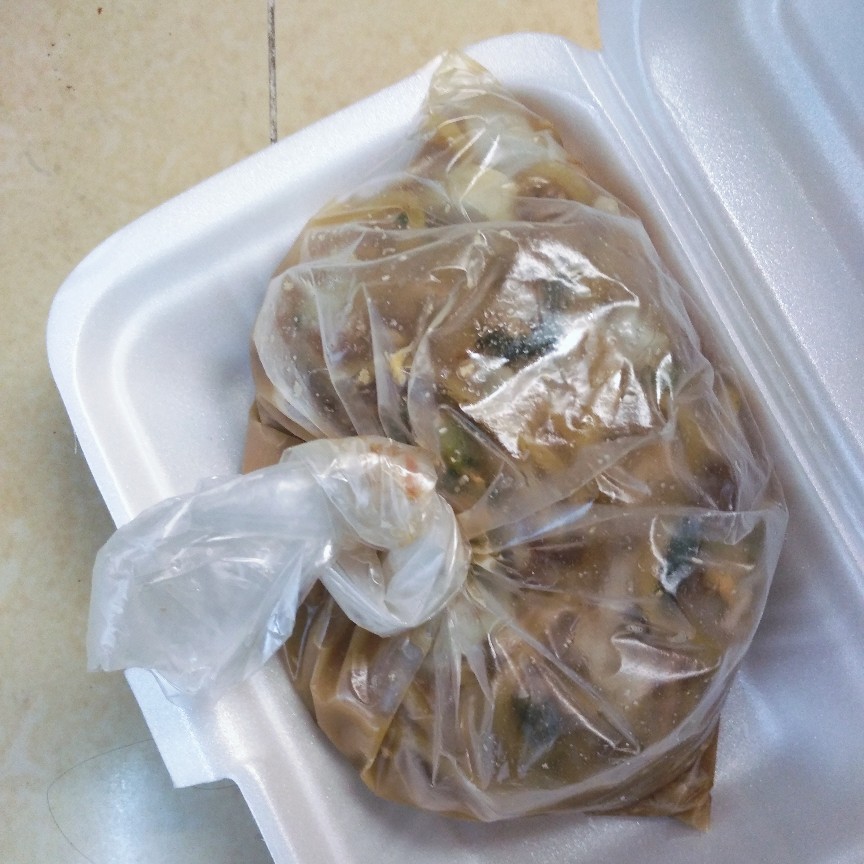 Makanan dalam Styrofoam tapi kotak tak dipakai makan, langsung jadi sampah tak ramah lingkungan. 