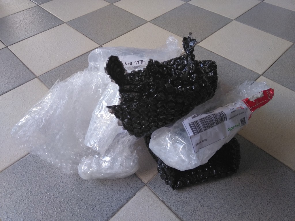 Lakban dan bubble wrap adalah sampah plastik yang merepotkan 
