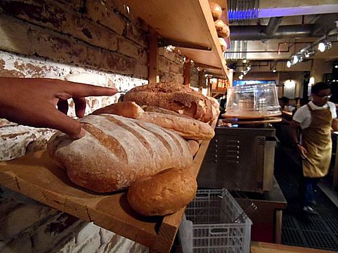 dummy atau roti-rotian alias roti bo'ongan di monolog cafe plaza senayan