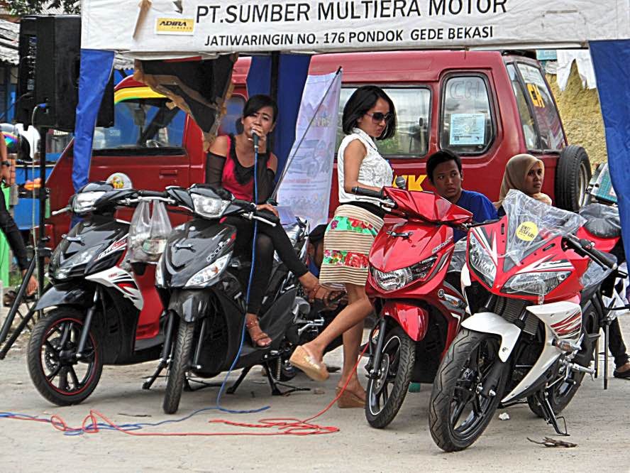 pentas dangdut kredit sepeda motor pt sumber multiera motor di pangkalan angkot CH, Chandra Lama-Baru, Pondokgede