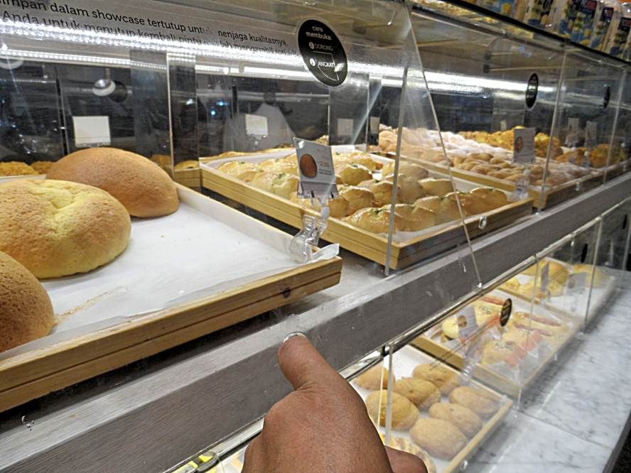 showcase roti breadtalk yang dikandangi di gandaria city jakarta
