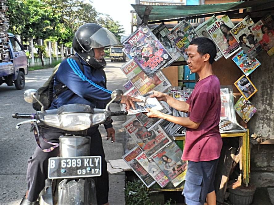 lapak koran pagi di jalan kodau v wibawa mukti vi bekasi