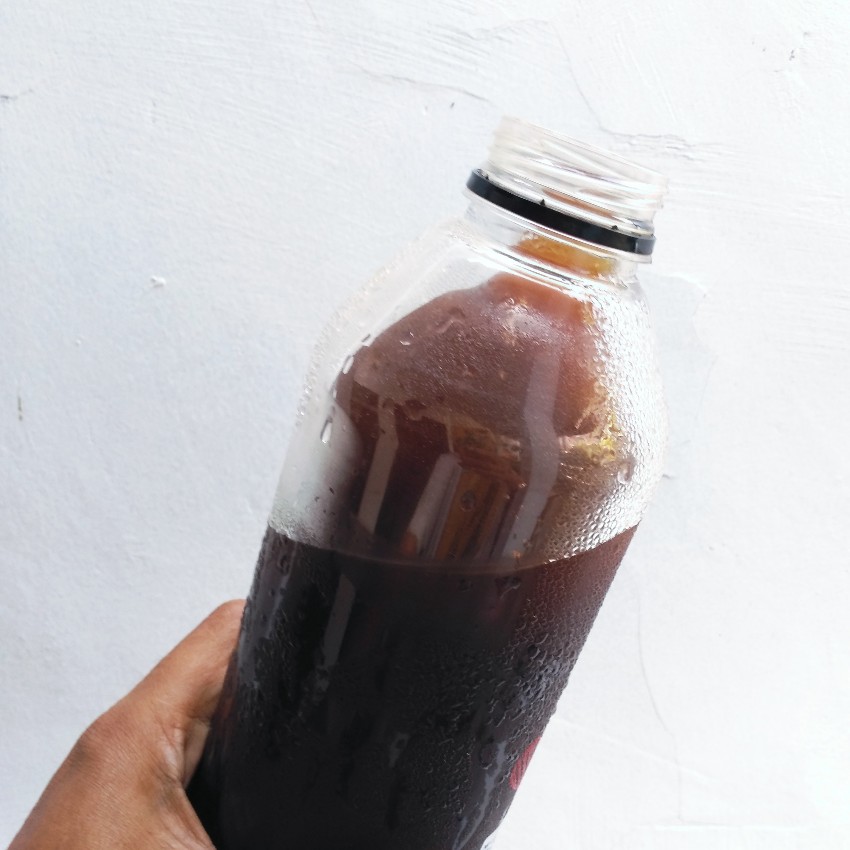 Es batu kopi berupa botol dalam iced americano 