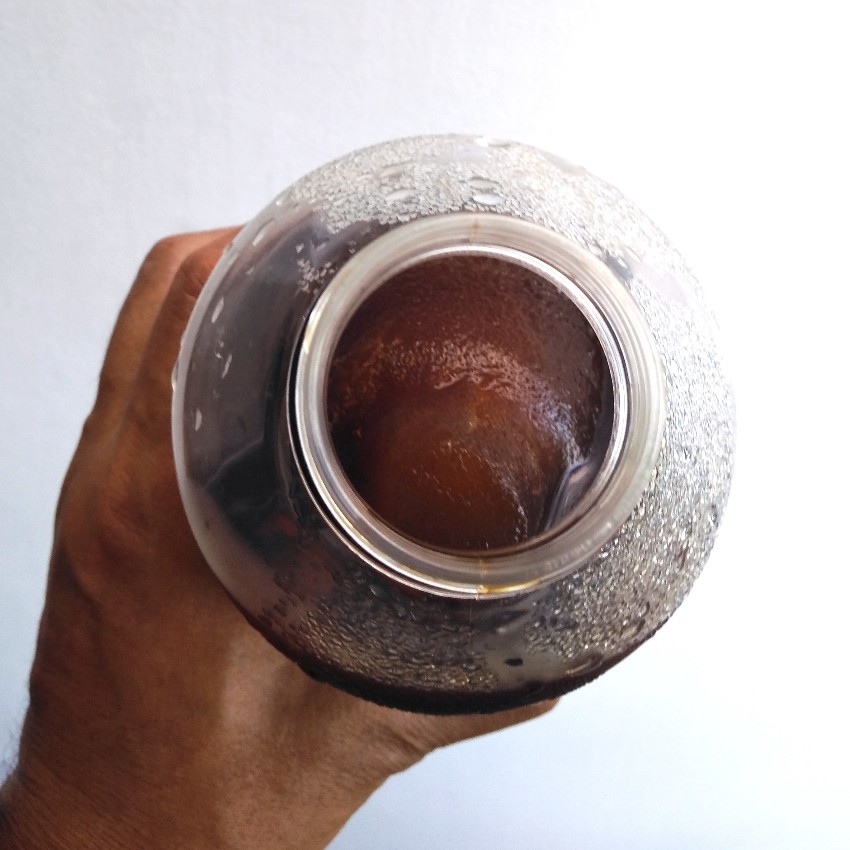 Es batu kopi berupa botol dalam iced americano 