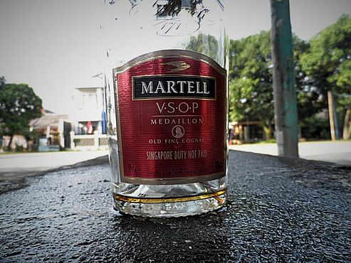 botol kosong cognac matell di pinggir lapangan basket pada suatu pagi cerah