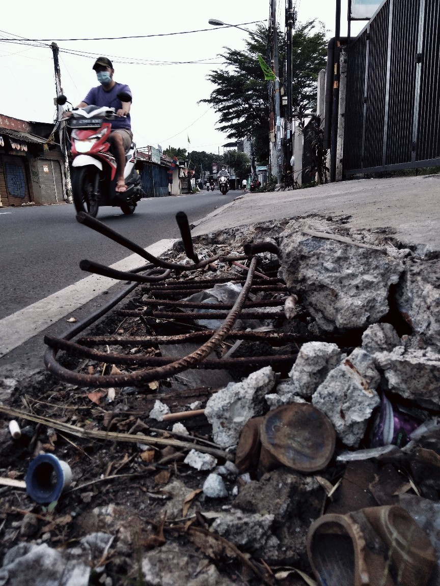 Ranjau Pejalan kaki di Jalan Hankam, Jatiwarna, Bekasi 