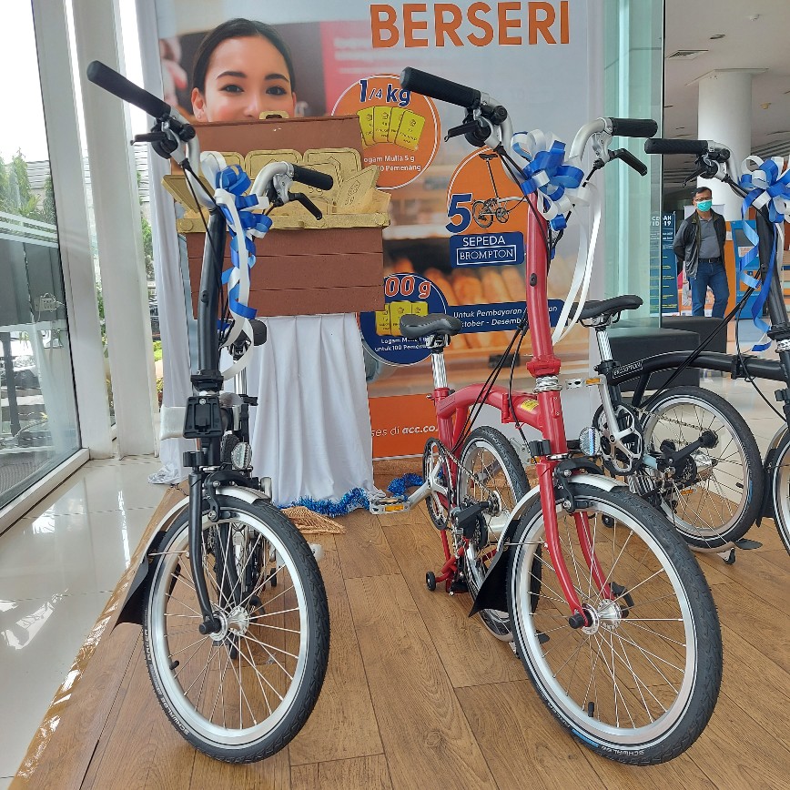 Hadiah sepeda Brompton dari Astra Credit Company