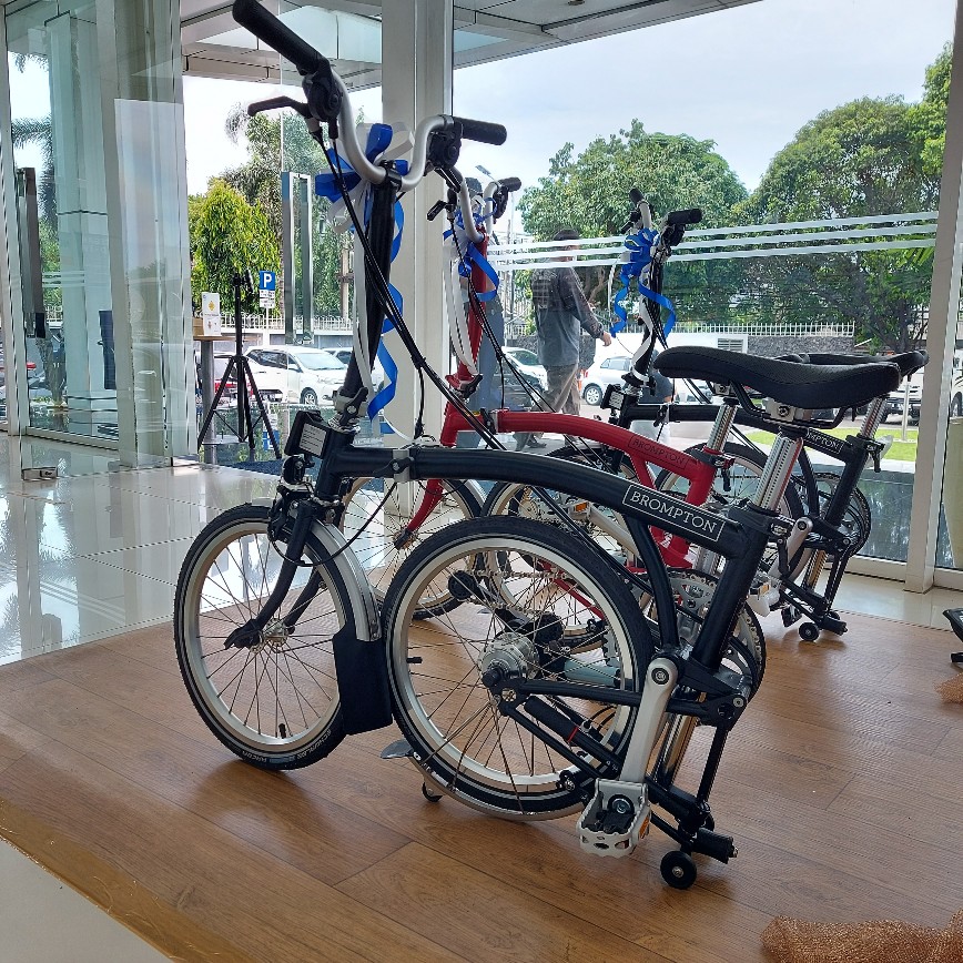 Hadiah sepeda Brompton dari Astra Credit Company