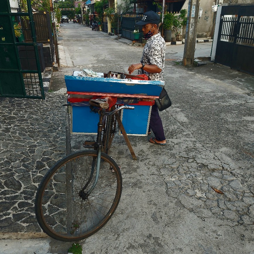Tukang bakso dengan sepeda torpedo jadul 