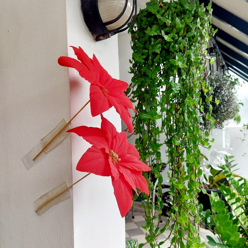 Kembang dan daun artifisial lebih murah. Seperti pohon Natal plastik. Lalu adakah gaya Natal khas Indonesia karena serba-Barat? 