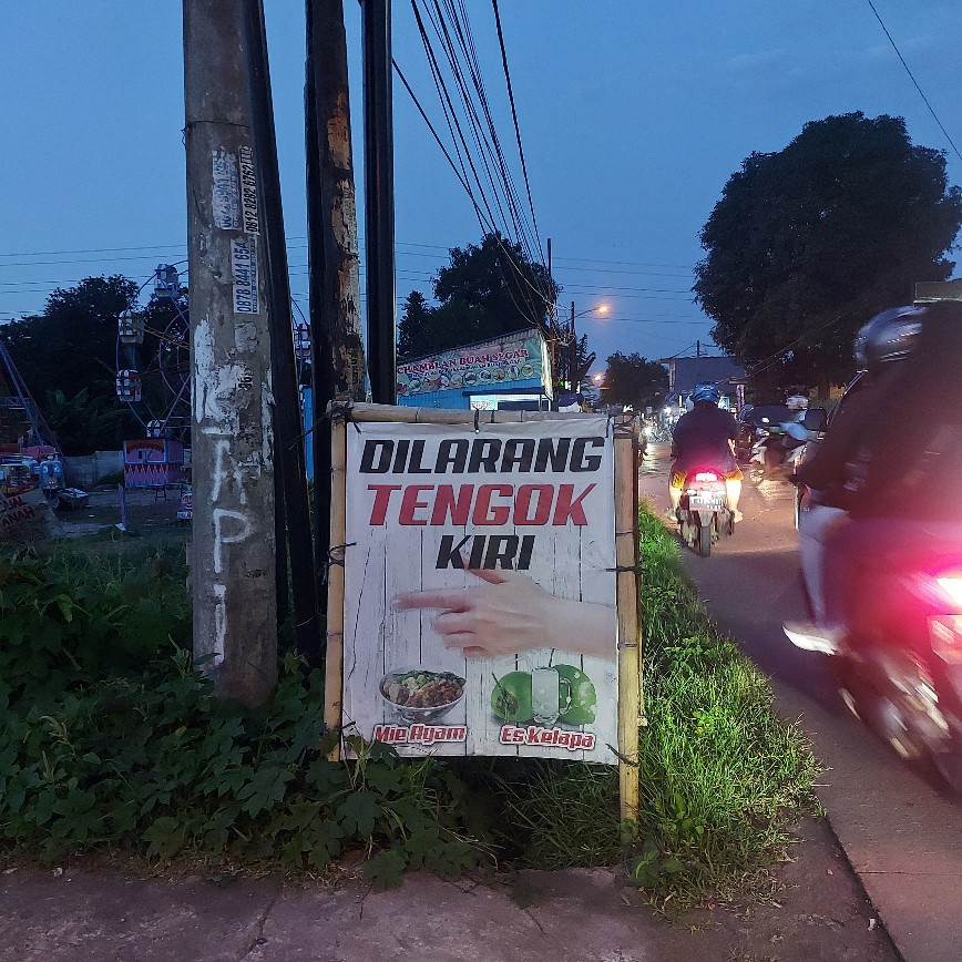 Akal-akalan penjual kelapa muda di Jalan Kodau Raya, Pondokmelati, Bekasi 