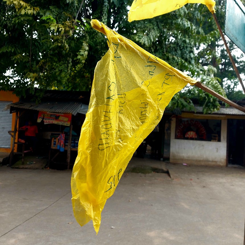 Kertas minyak kuning sebagai bendera kematian di Jabodetabek 