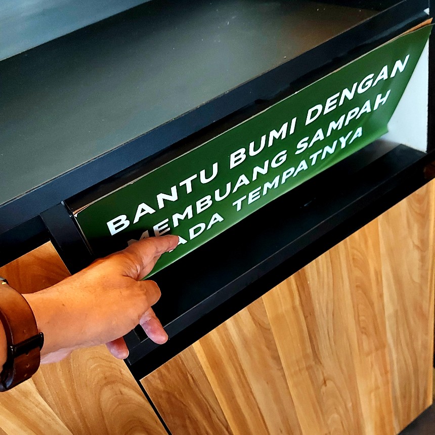 Kotak sampah swalayan di kedai kopi Janji Jiwa Bekasi Cyber Park 