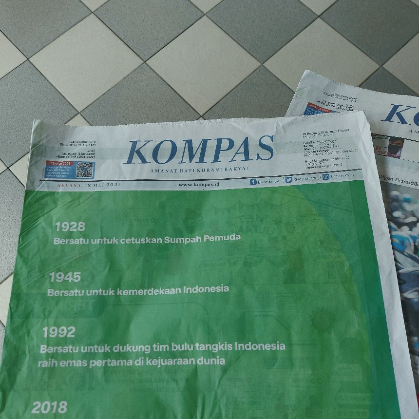Iklan spread Tokopedia Gojek di koran Kompas 