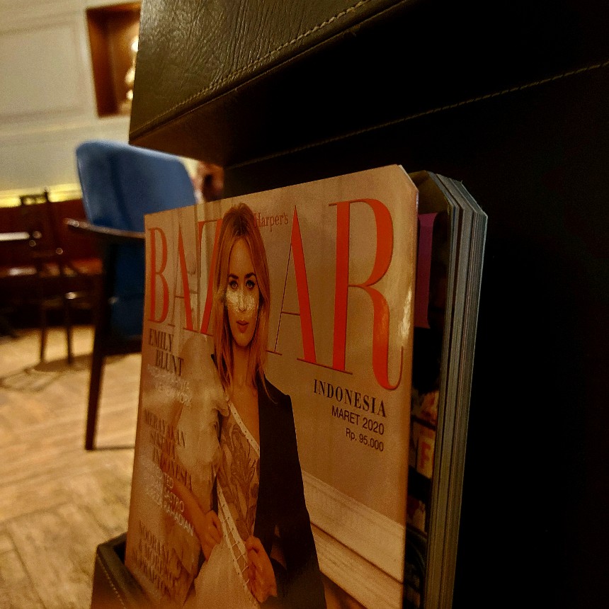 Majalah Harper's Bazaar terpotong ujungnya 